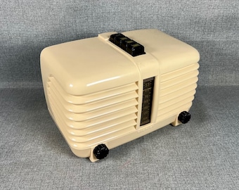VRS0696 1946 Zenith Radio Model 5D011. FREE Shipping! Restored and Working! Mid Century Radio. Vintage Radio. Antique radio.