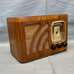 VRS0073 1938 Philco Radio Model 38-15 Restored. and Working.  FREE Shipping! Vintage Radio Mid Century Radio Tube Radio