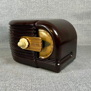 VRS0464 1939 Zenith Bakelite Case Radio Restored and Working.  FREE Shipping! Vintage Radio Mid Century Radio Tube Radio