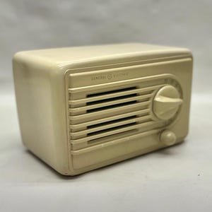 VRS0348 1948 General Electric Radio Restored and Working! FREE Shipping! Vintage Radio Mid Century Radio Tube Radio