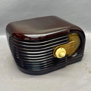 VRS0218 1939 Zenith Bakelite Case Radio Restored and Working.  FREE Shipping! Vintage Radio Mid Century Radio Tube Radio
