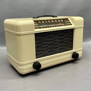 VRS0190 1948 Farnsworth Mid Century Radio.  Restored and Working!