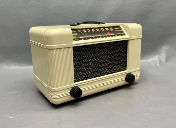 VRS0190 1948 Farnsworth Mid Century Radio. Restored and Working