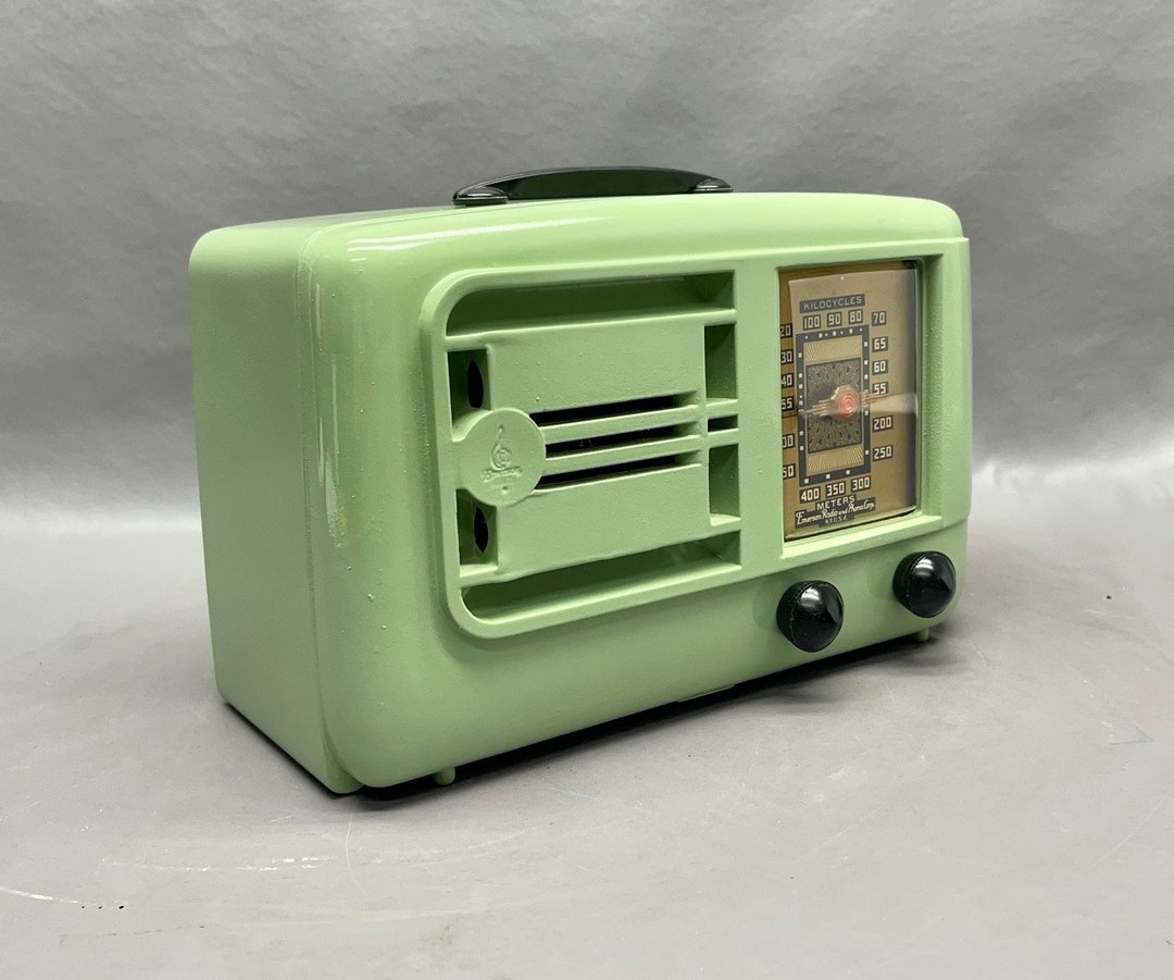 1942 Emerson Radio Model 336. FREE Shipping Restored and Working Mid