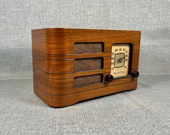 VRS0515 1946 Detrola Radio Model 421. Restored and Working.  FREE Shipping! Vintage Radio Mid Century Radio Tube Radio