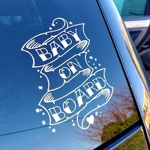 Naklejka na samochód w stylu tatuażu „Baby On Board” – samoprzylepna naklejka winylowa na okno inspirowana błyskiem tatuażu
