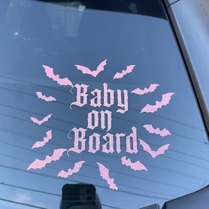 Naklejka na samochód Baby on Board Goth Mom/Dad/Mum - samoprzylepna naklejka na okno z winylu inspirowana błyskiem tatuażu