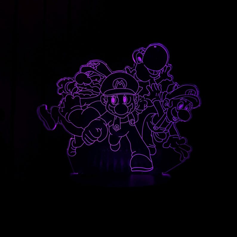 Puede incluir: Una luz LED p&uacute;rpura con personajes de la franquicia de videojuegos Super Mario. Los personajes incluyen a Mario, Luigi, Wario y Yoshi, sobre un fondo negro.
