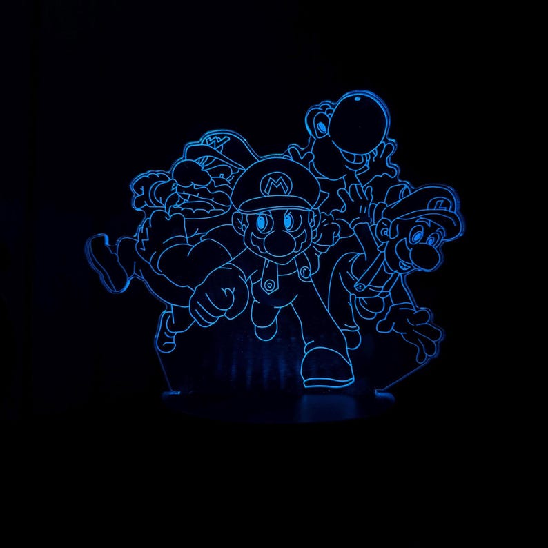 Puede incluir: Imagen estilizada e iluminada en azul de Mario y sus amigos. Los personajes est&aacute;n delineados en azul sobre un fondo negro. Mario est&aacute; en el centro, con Luigi, Yoshi y Wario tambi&eacute;n visibles. La imagen es una luz de estilo 3D.