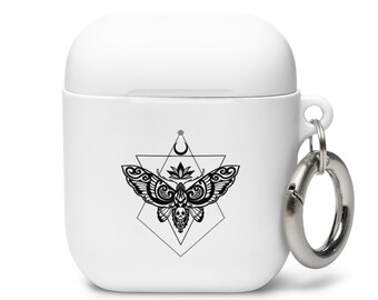 Op de afbeelding: Witte Airpods-hoes met een zwart-witte afbeelding van een nachtvlinder in een geometrisch ontwerp. De hoes heeft een zilveren metalen ring voor een sleutelhanger.