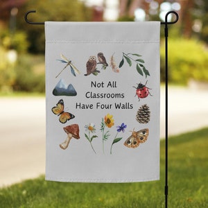 Non tutte le aule hanno quattro muri Bandiera da giardino, bandiera per la scuola domestica, decorazioni per esterni per la scuola domestica, decorazioni per la scuola nel bosco, apprendimento all'aperto, bandiera della natura