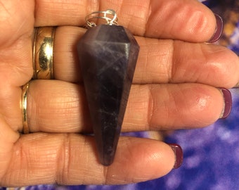 Pode incluir: Um pêndulo de cristal de ametista roxo com uma corrente de prata.