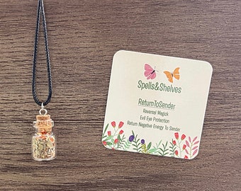 Puede incluir: Una pequeña botella de vidrio llena de hierbas y especias cuelga de un collar de cordón negro. La botella tiene un tapón de corcho. Una tarjeta con el texto "Spells&Shelves Return ToSender Reversal Magick Evil Eye Protection Return Negative Energy To Sender" está en el fondo.