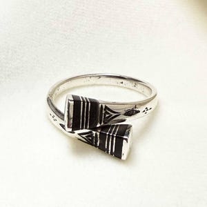 tuareg 真鍮 Adjustable Touareg Crossed Ring in Silver and Timidwa Ebony