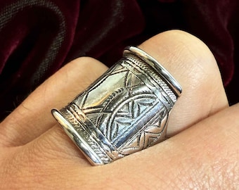 Tazqsh solid silver Tuareg ring