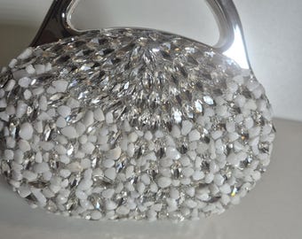 Eine atemberaubende silberne Strass-Clutch