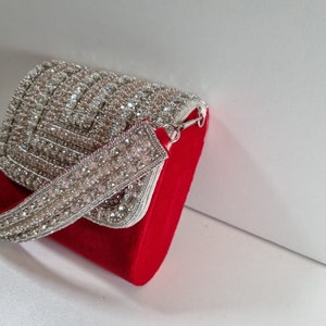 シルバーダイヤモンド付きの赤いクラッチバッグコレクション。
