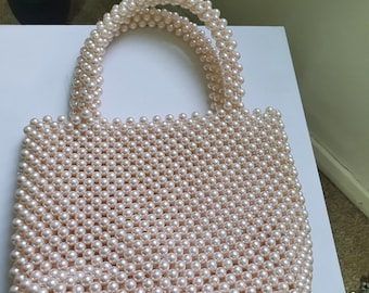 Een prachtige handtas gemaakt van parels.