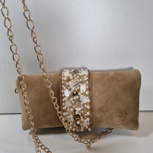 Bolsa de maquillaje única: hermoso terciopelo beige arena. Disponible en dos colores. Se puede usar como bolso de mano con una cadena desmontable.