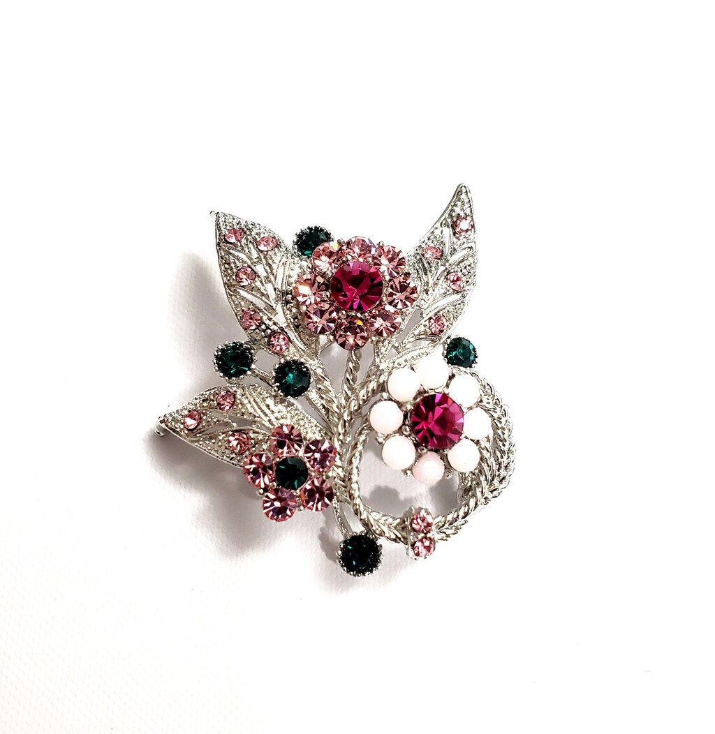 Spilla A Nuvola Arcobaleno Con Strass Cristallo, Colore Oro. Dimensioni 3,1x4,6 Cm. Elegante E Sognante Per Donna E Ragazza, Perfetta Per Accessoriare Risvolti, Borse, Cappelli E Zaini.