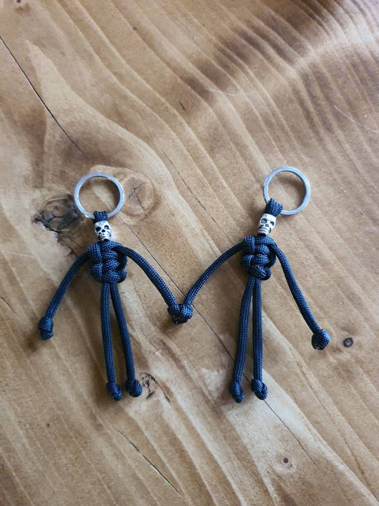 Schlüsselanhänger mit Strasssteinen in Totenkopf-Optik, Schlüsselanhänger  mit Skelett, glänzend, goldfarben : : Fashion