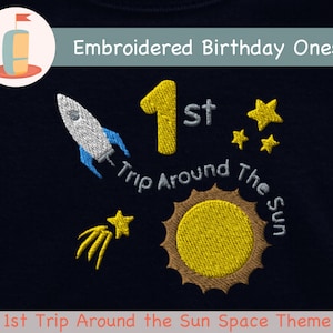 Macacão bordado para menino do primeiro aniversário, primeira viagem ao redor do sol, camisas da família da primeira viagem ao redor do sol, aniversário espacial, macacão para bebê menino
