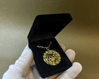 Collar con medallón azteca de Piratas del Caribe