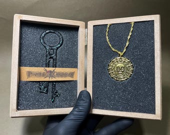 Fluch der Karibik Geschenk-Set – Davy Jones Schlüssel & Azteken Goldmünzen-Halskette | Handgefertigte Filmrequisite | Piraten Sammelbox