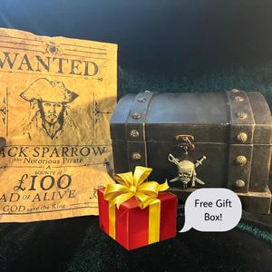 Puede incluir: Un cartel de estilo vintage que busca a Jack Sparrow, el pirata notorio, con una recompensa de 100 &pound; muerto o vivo. El cartel est&aacute; al lado de un cofre del tesoro de madera con un dise&ntilde;o de calavera y huesos cruzados y una caja de regalo roja con un lazo amarillo.