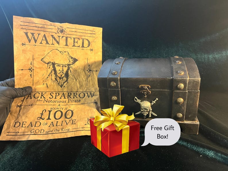 Puede incluir: Un cartel de estilo vintage que busca a Jack Sparrow, el pirata notorio, con una recompensa de 100 &pound; muerto o vivo. El cartel est&aacute; al lado de un cofre del tesoro de madera con un dise&ntilde;o de calavera y huesos cruzados y una caja de regalo roja con un lazo amarillo.