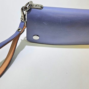 Cartera de mano larga para mujer.