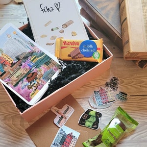 Stockholm Schweden Postkarten Fika Geschenkbox mit schwedischen Süßigkeiten Süßigkeiten skandinavisches Geschenk hygge Postkarte Schweden Stickers Schweden Geschenkset