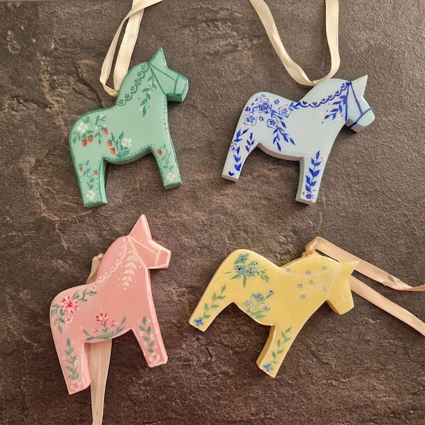 Ornamento estivo Dalahorse dipinto a mano, pallina svedese, decorazione scandinava nordica Hygge, cottagecore, regalo fatto a mano, regalo svedese, scandinavo