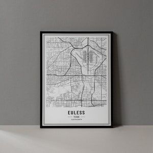 Pode incluir: Impressão de um mapa de Euless, Texas, em preto e branco, em uma moldura preta. O mapa mostra as ruas e os pontos de referência da cidade. O texto "EULESS, TEXAS, 32.8437°N 97.1830°W" é impresso abaixo do mapa.