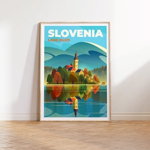 Könnte beinhalten: Ein Retro-Reiseposter mit einer farbenfrohen Illustration des Bleder Sees in Slowenien. Das Poster zeigt eine Kirche auf einer Insel im See, umgeben von Bäumen und Bergen. Der Text "SLOVENIA" und "LAKE BLED" ist oben auf dem Poster abgebildet.