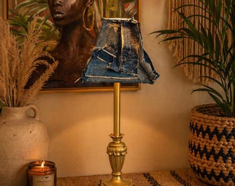Lámpara de patchwork de mezclilla reciclada / Lámpara de mesa bohemia hecha a mano / Decoración sostenible para el hogar única / Iluminación de inspiración vintage