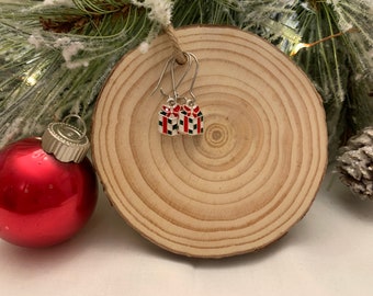 Puede incluir: Pendientes de aro de plata con un diseño de caja de regalo roja, blanca y negra.