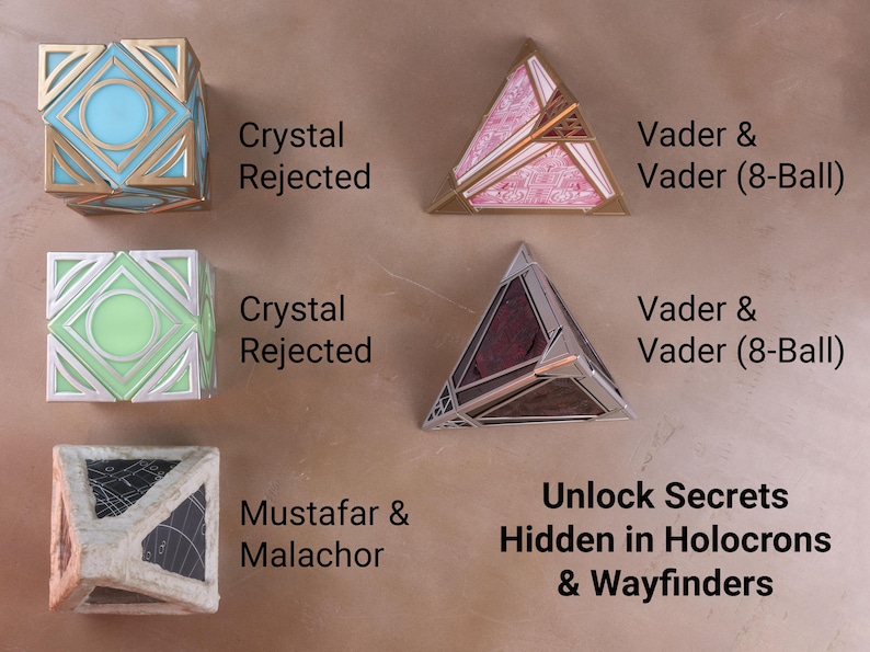 K&ouml;nnte beinhalten: Sammlung geometrischer Holocrons und Wegfinder in verschiedenen Farben. Enth&auml;lt W&uuml;rfel- und Pyramidenformen mit Texten wie "Crystal Rejected", "Vader & Vader (8-Ball)", "Mustafar & Malachor" und "Unlock Secrets Hidden in Holocrons & Wayfinders".