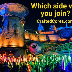 K&ouml;nnte beinhalten: Nachtaufnahme einer Star Wars-Umgebung mit dem Text "Which side will you join?" und "CraftedCores.com". Die Szene zeigt eine gro&szlig;e, futuristische Struktur, ein Raumschiff und eine Menge, die farbenfrohe Lichtschwerter h&auml;lt, was eine lebendige Atmosph&auml;re schafft.