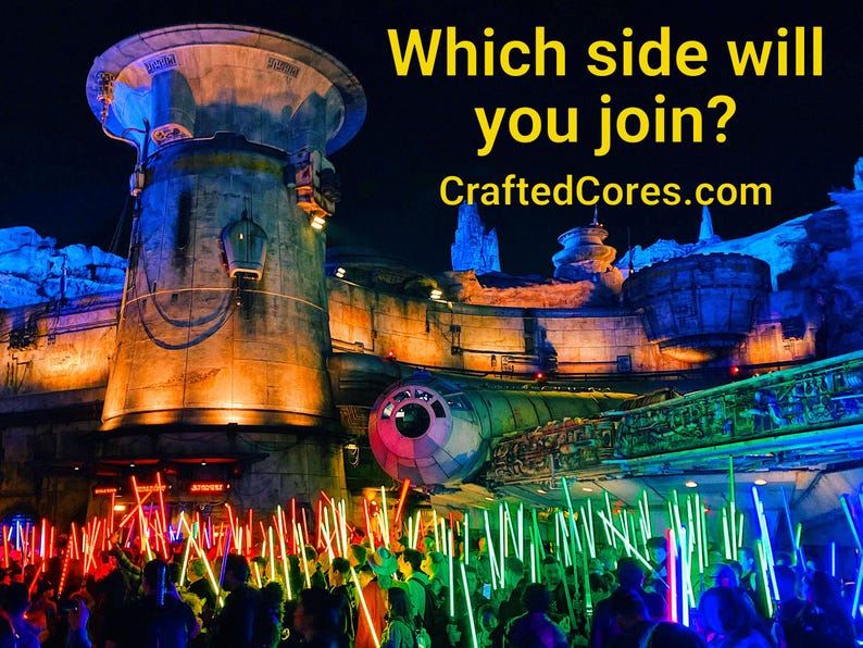 K&ouml;nnte beinhalten: Nachtaufnahme einer Star Wars-Umgebung mit dem Text "Which side will you join?" und "CraftedCores.com". Die Szene zeigt eine gro&szlig;e, futuristische Struktur, ein Raumschiff und eine Menge, die farbenfrohe Lichtschwerter h&auml;lt, was eine lebendige Atmosph&auml;re schafft.
