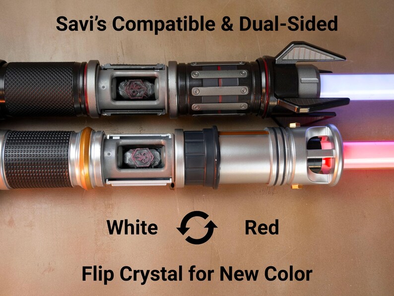 K&ouml;nnte beinhalten: Zwei doppelseitige Lichtschwerter mit dem Text "Savi's Compatible & Dual-Sided". Eines strahlt wei&szlig;es Licht aus, das andere rot. Der Text "Flip Crystal for New Color" ist ebenfalls sichtbar.