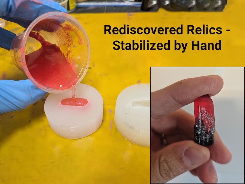 K&ouml;nnte beinhalten: Das Bild zeigt den Prozess der Stabilisierung eines Relikts. Rotes Harz wird in eine Form gegossen. Ein fertiges, stabilisiertes Relikt wird in der Hand gehalten. Der Text lautet "Rediscovered Relics - Stabilized by Hand".