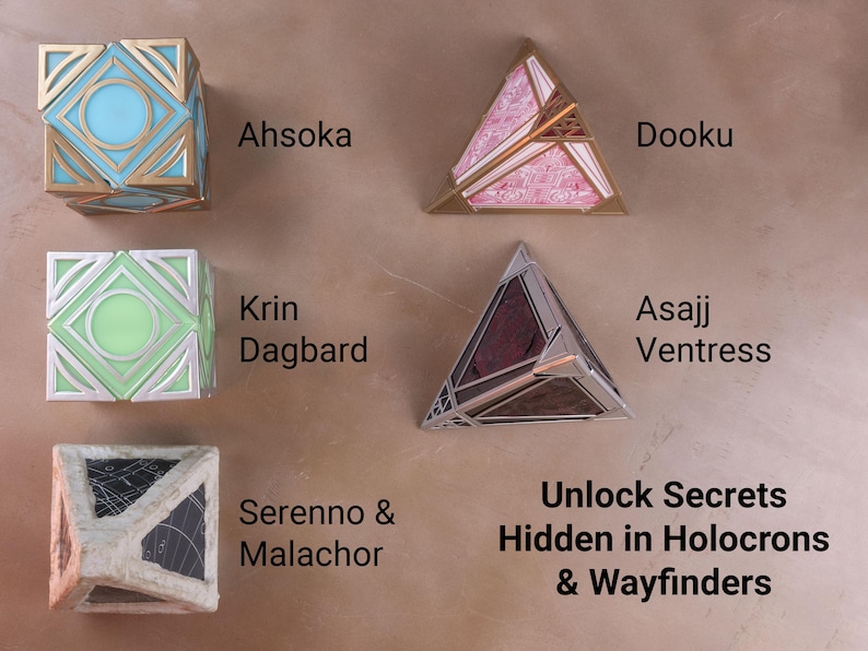 K&ouml;nnte beinhalten: Eine Auswahl an geometrischen Holocrons und Wegfindern in verschiedenen Farben. Die Sammlung umfasst W&uuml;rfel- und Pyramidenformen mit goldenen, silbernen, blauen, rosa, gr&uuml;nen und schwarzen Akzenten. Der Text auf dem Bild lautet "Ahsoka", "Dooku", "Krin Dagbard", "Asajj Ventress" und "Serenno & Malachor".