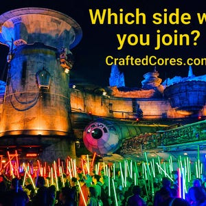 K&ouml;nnte beinhalten: Nachtaufnahme einer Star Wars-Umgebung mit dem Text "Which side will you join?" und "CraftedCores.com". Die Szene zeigt ein gro&szlig;es, futuristisches Geb&auml;ude, ein Raumschiff und eine Menschenmenge, die farbenfrohe Lichtschwerter h&auml;lt, was eine lebendige Atmosph&auml;re schafft.