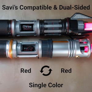 K&ouml;nnte beinhalten: Zwei doppelseitige Lichtschwerter mit roten Klingen. Der Text "Savi's Compatible & Dual-Sided" steht oben. Der Text "Rot" erscheint auf beiden Seiten eines Kreispfeils, darunter "Einfarbige Farbe".