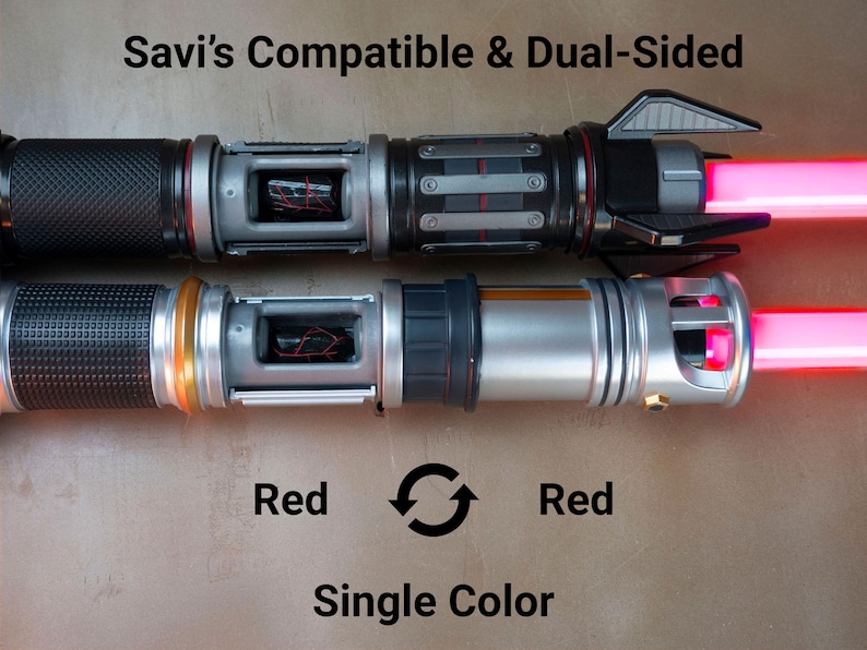 K&ouml;nnte beinhalten: Zwei doppelseitige Lichtschwerter mit roten Klingen. Der Text "Savi's Compatible & Dual-Sided" steht oben. Der Text "Rot" erscheint auf beiden Seiten eines Kreispfeils, darunter "Einfarbige Farbe".