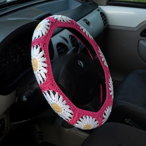 Crochet Daisy Steering Wheel Cover: Pink Floral Car Accessory