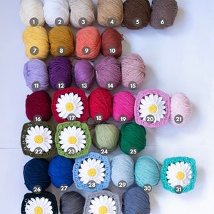 K&ouml;nnte beinhalten: Eine Sammlung von 35 Garnkn&auml;uel in verschiedenen Farben, angeordnet in Reihen. Jede Kn&auml;uel ist mit einer Nummer von 1 bis 35 gekennzeichnet. Der Text "CAN BE MADE IN 35 COLORS" befindet sich oben im Bild. Der Text "Just choose border color" befindet sich unter dem Text "CAN BE MADE IN 35 COLORS".