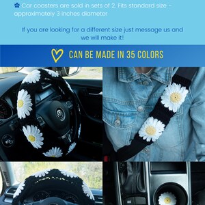 K&ouml;nnte beinhalten: Set aus geh&auml;kelten G&auml;nsebl&uuml;mchen-Autozubeh&ouml;r in Schwarz und Wei&szlig;. Enth&auml;lt eine Lenkradabdeckung, Sicherheitsgurtbez&uuml;ge und zwei Untersetzer. Der Text "CAN BE MADE IN 35 COLORS" ist sichtbar.