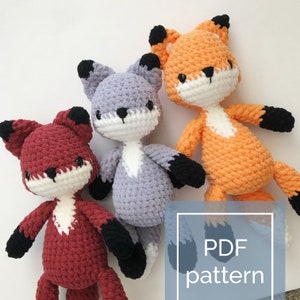 Puede incluir: Tres peluches de zorro de crochet en rojo, gris y naranja. Los peluches tienen ojos negros y narices blancas. Los peluches están sentados sobre una superficie blanca. El texto "PDF pattern" está en la esquina inferior derecha de la imagen.